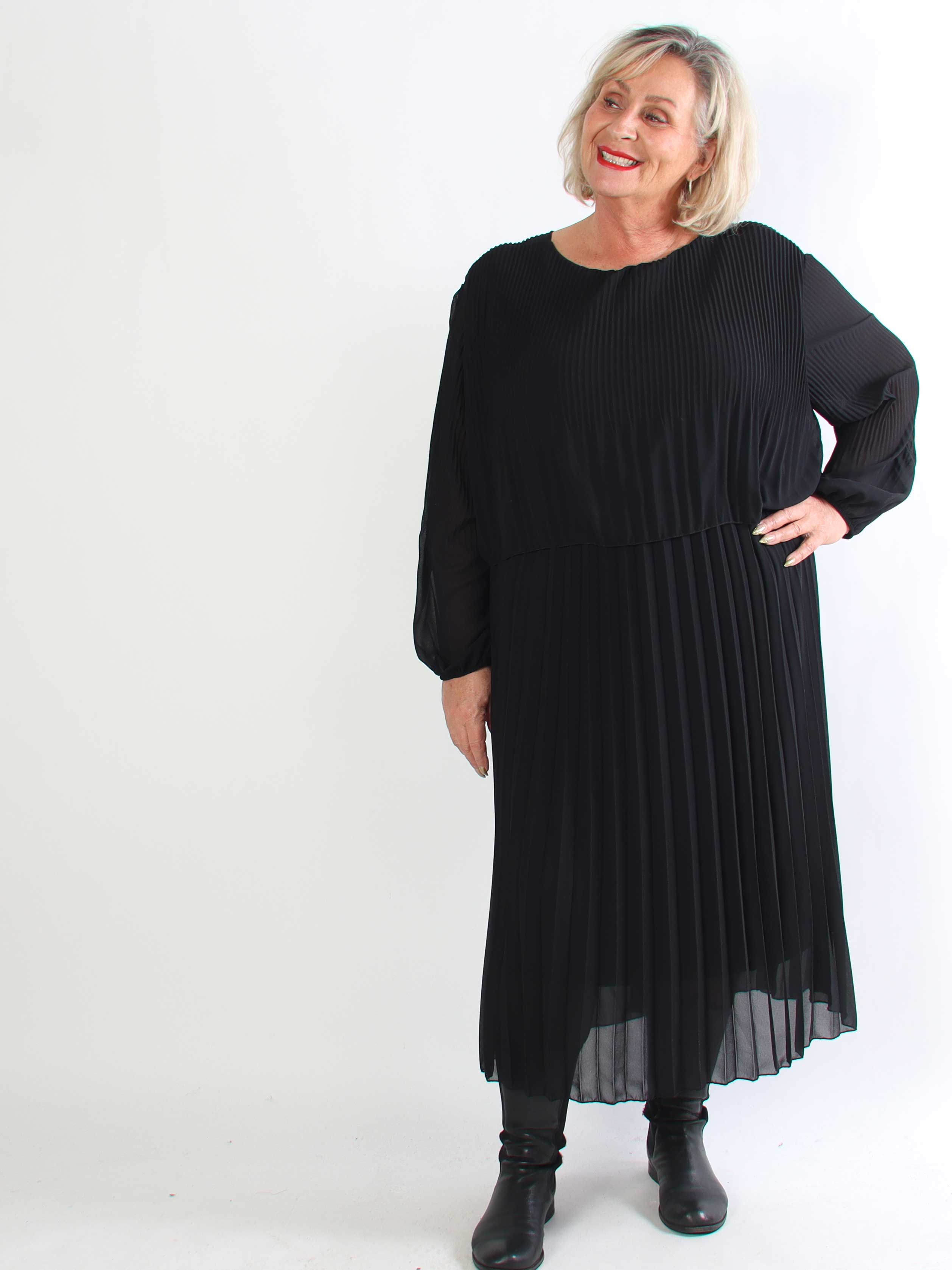 Kristina Long - Langærmet plus size kjole med plisseringer